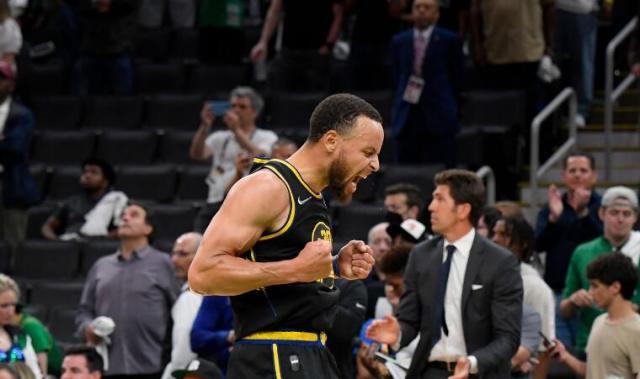 博鱼BOYU SPORTS-防到绿军12中4！34岁库里疯狂砍分背后防守也够狠